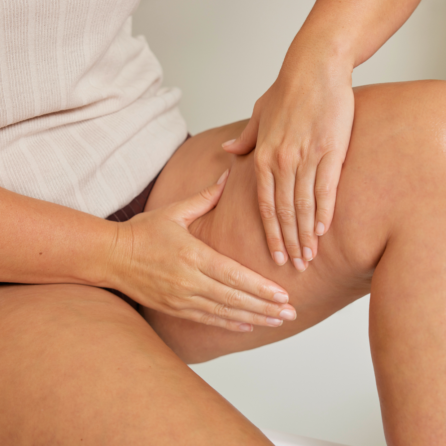 Žena provádí peeling stehen