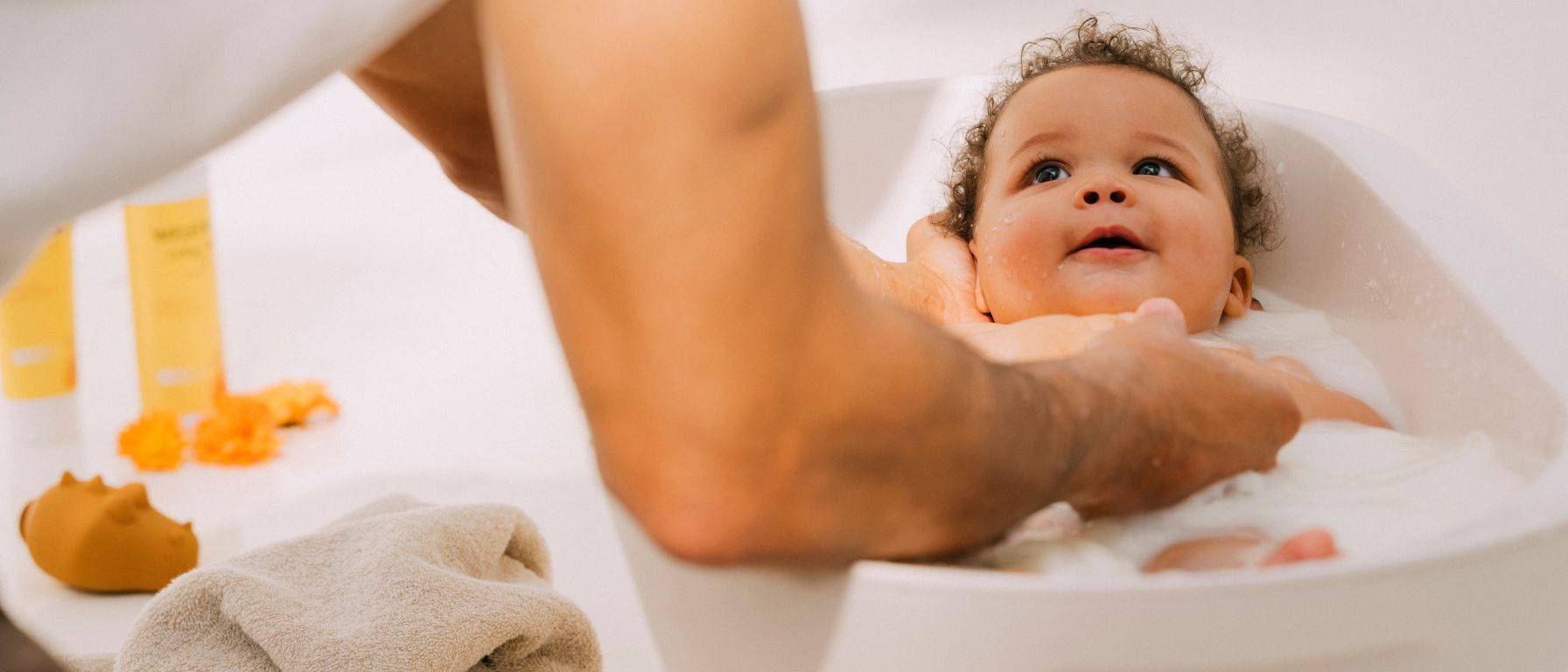 mood obrázek: tatínek koupe miminko