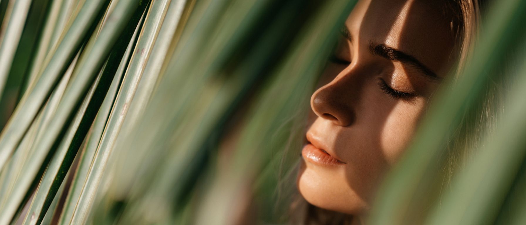 žena schovaná v přírodě