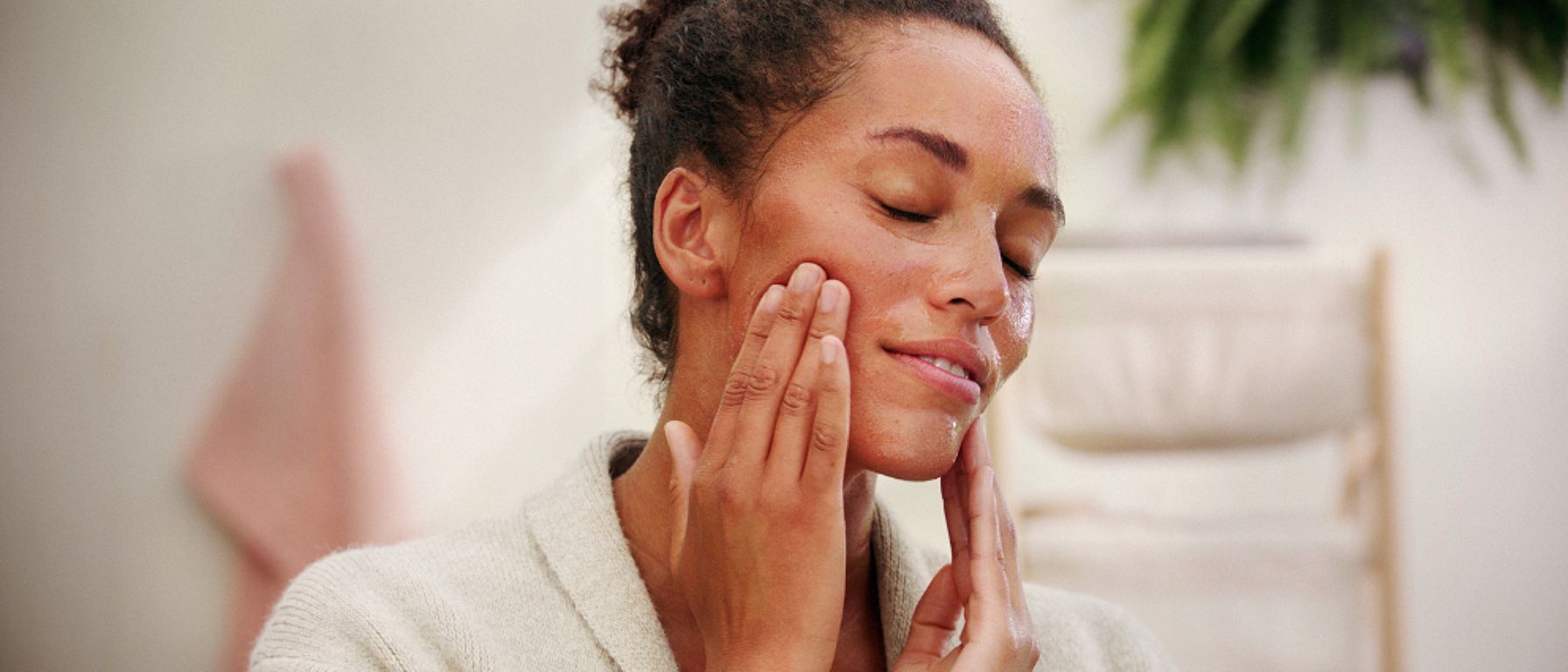 žena odličuje obličej