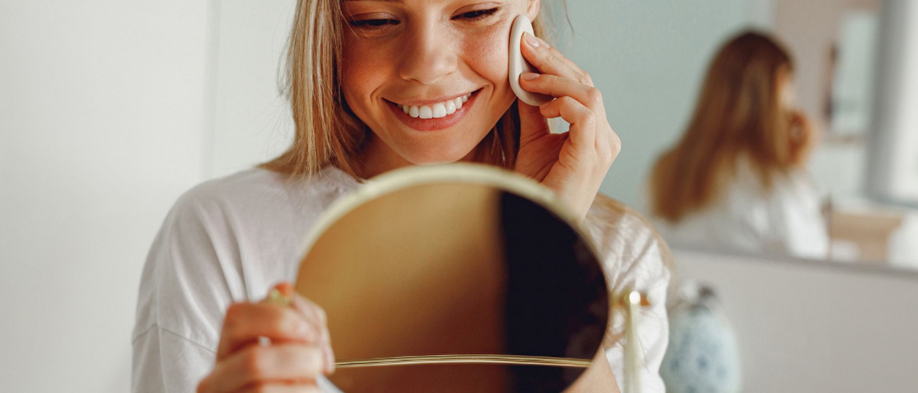 žena odstraňuje makeup