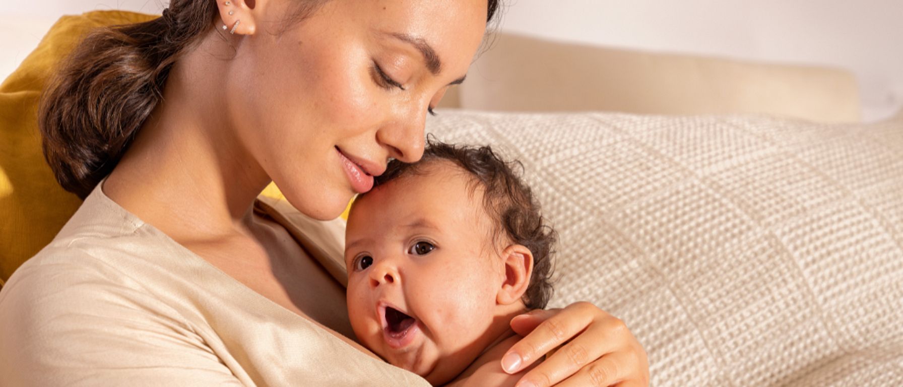 maminka usíná s miminkem v náručí