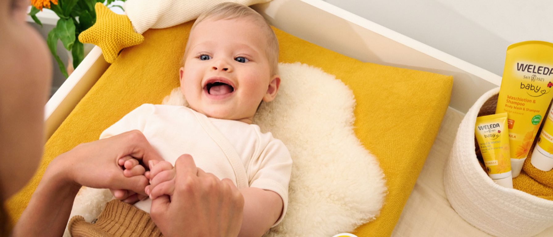 miminko se usmívá na svou maminku