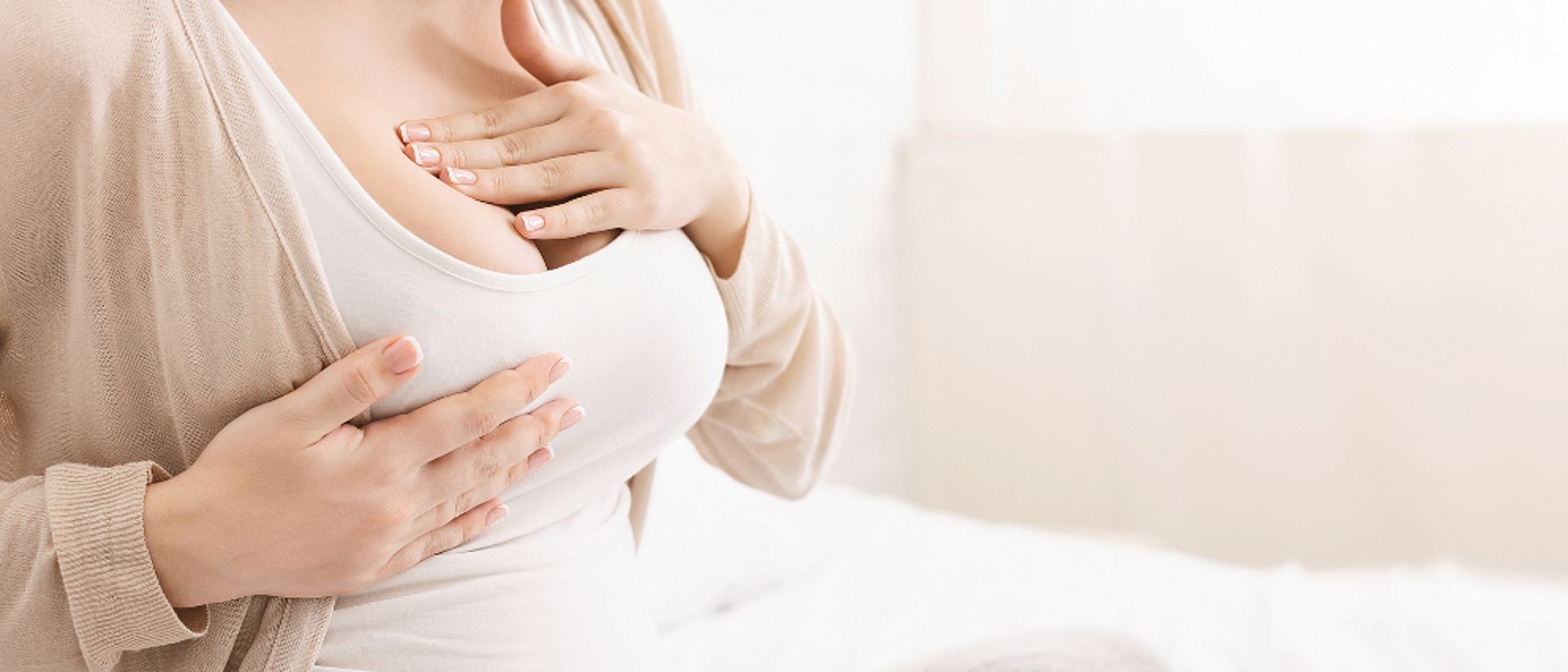 žena si masíruje prsa