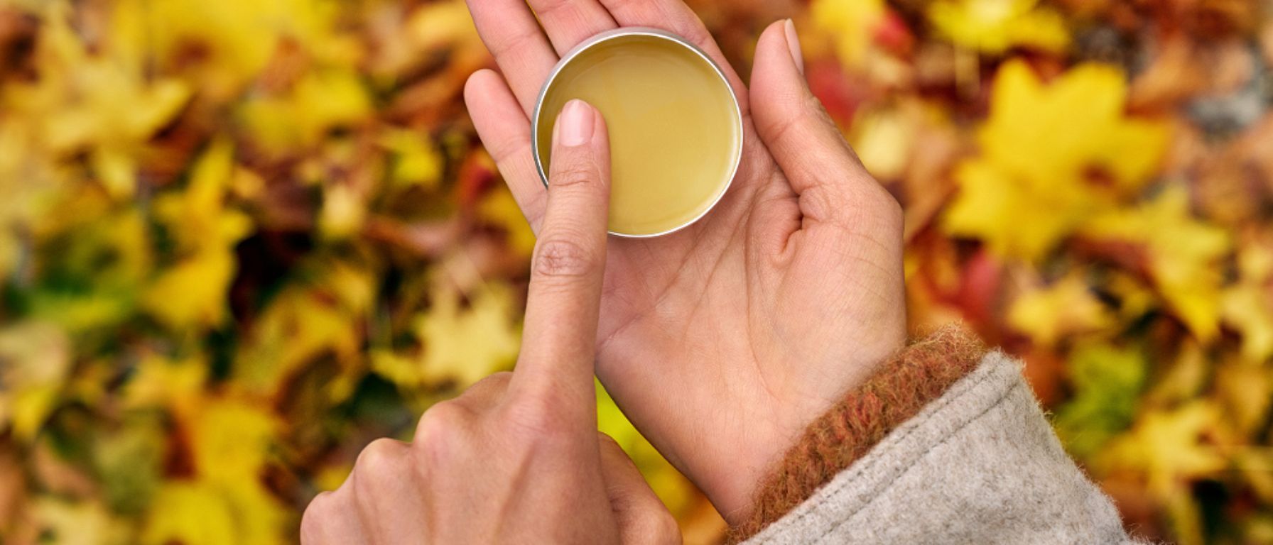 žena používá weleda měsíčkový balzám