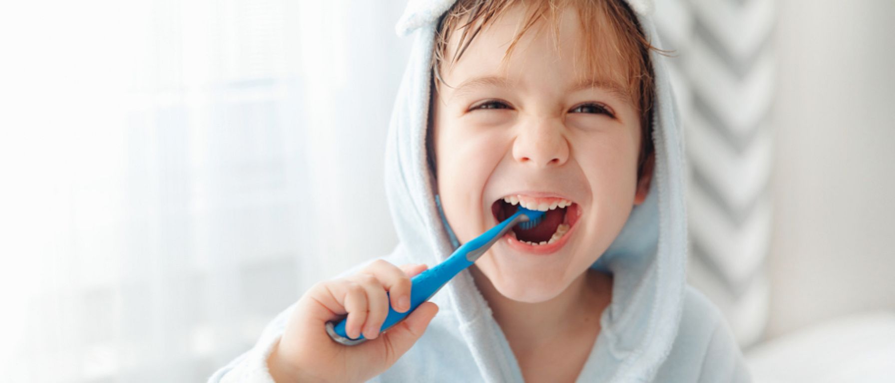 malý kluk si čistí zuby