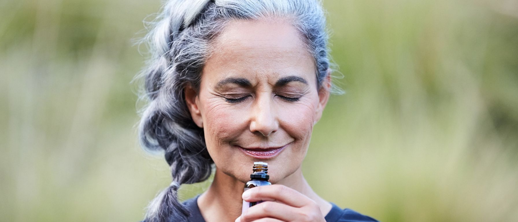 zralá žena nasává vůni parfému