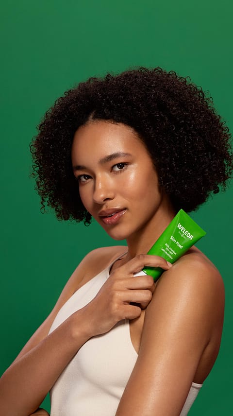 žena ukazuje skin food