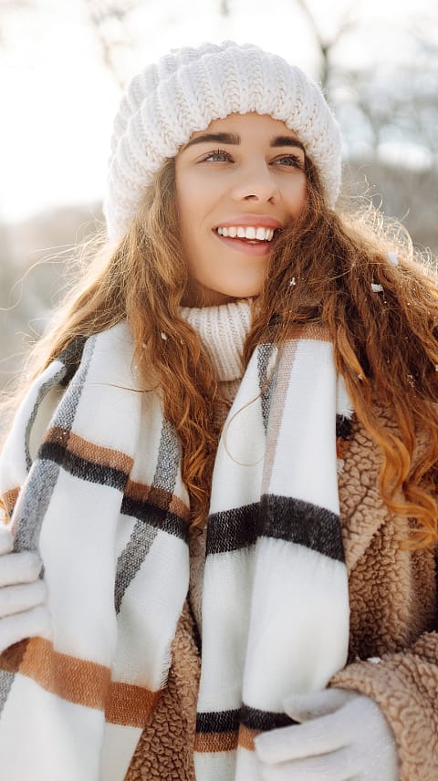 žena v zimě na procházce