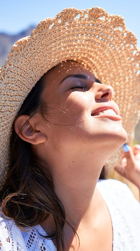 žena nastavuje obličej slunci