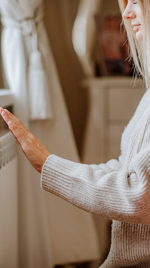 žena zapíná radiátor