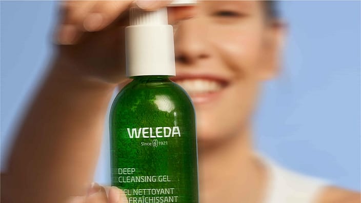 žena používá weleda čistící gel