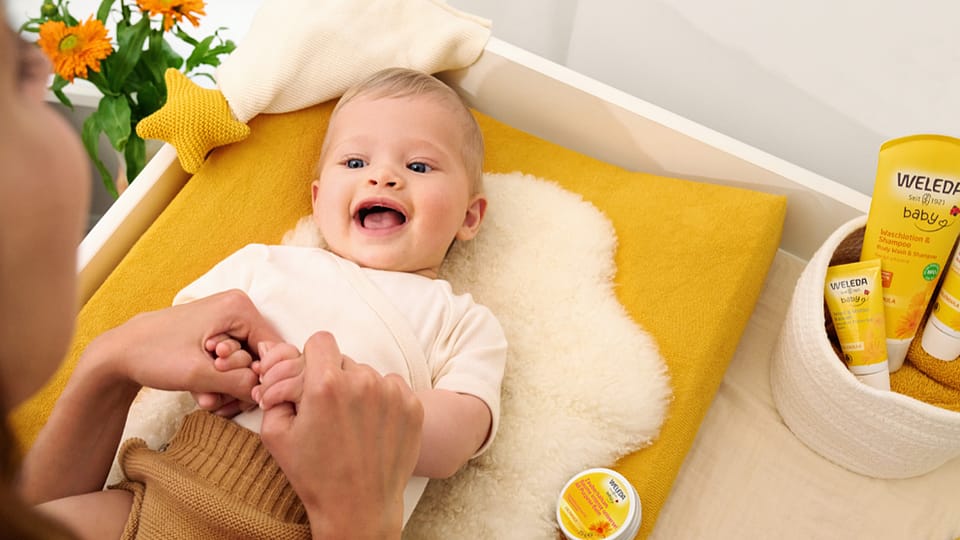 miminko smějící se na maminku