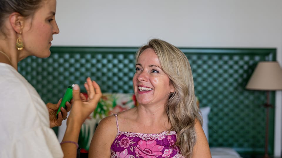 Kosmetička líčí ženu s produkty od Weleda