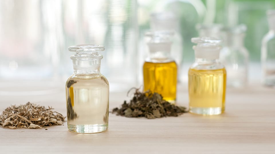 skleněné lahvičky s kosmetickými oleji