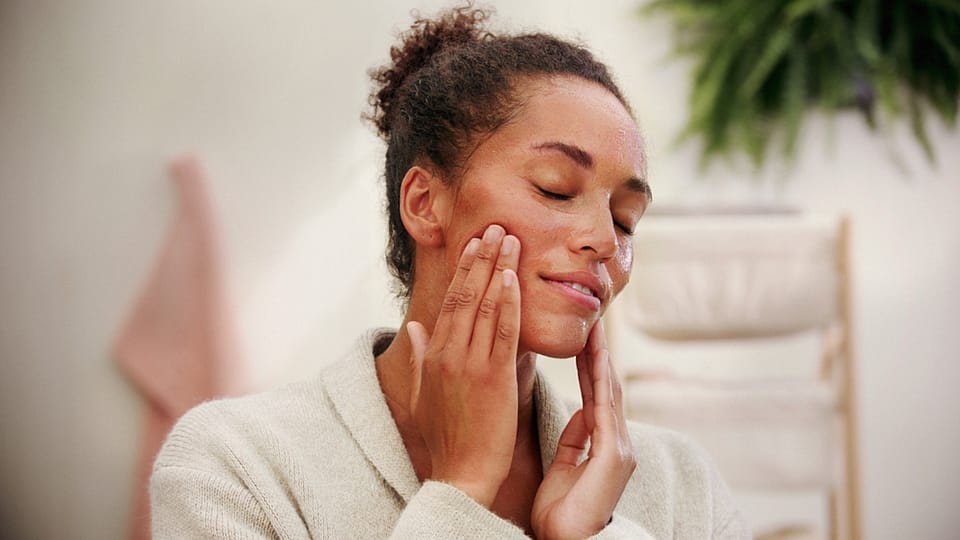 žena odličuje obličej