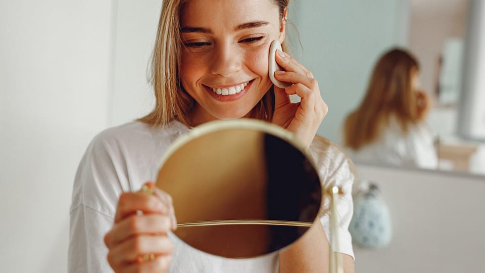 žena odstraňuje makeup