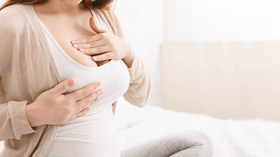 žena si masíruje prsa