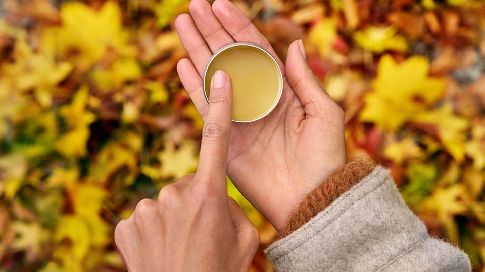 žena používá weleda měsíčkový balzám