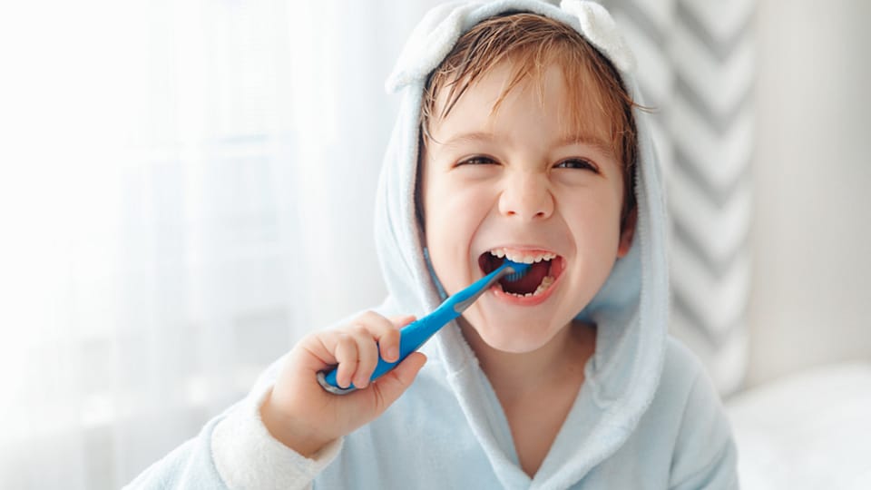 malý kluk si čistí zuby