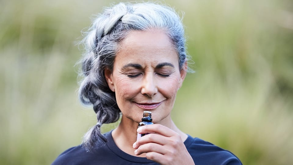 zralá žena nasává vůni parfému