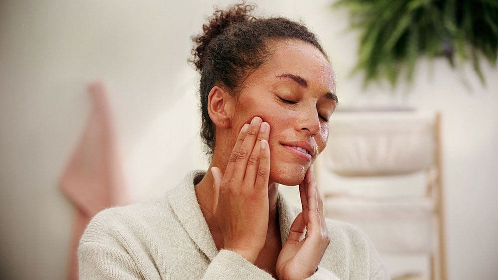 žena si masíruje pleť