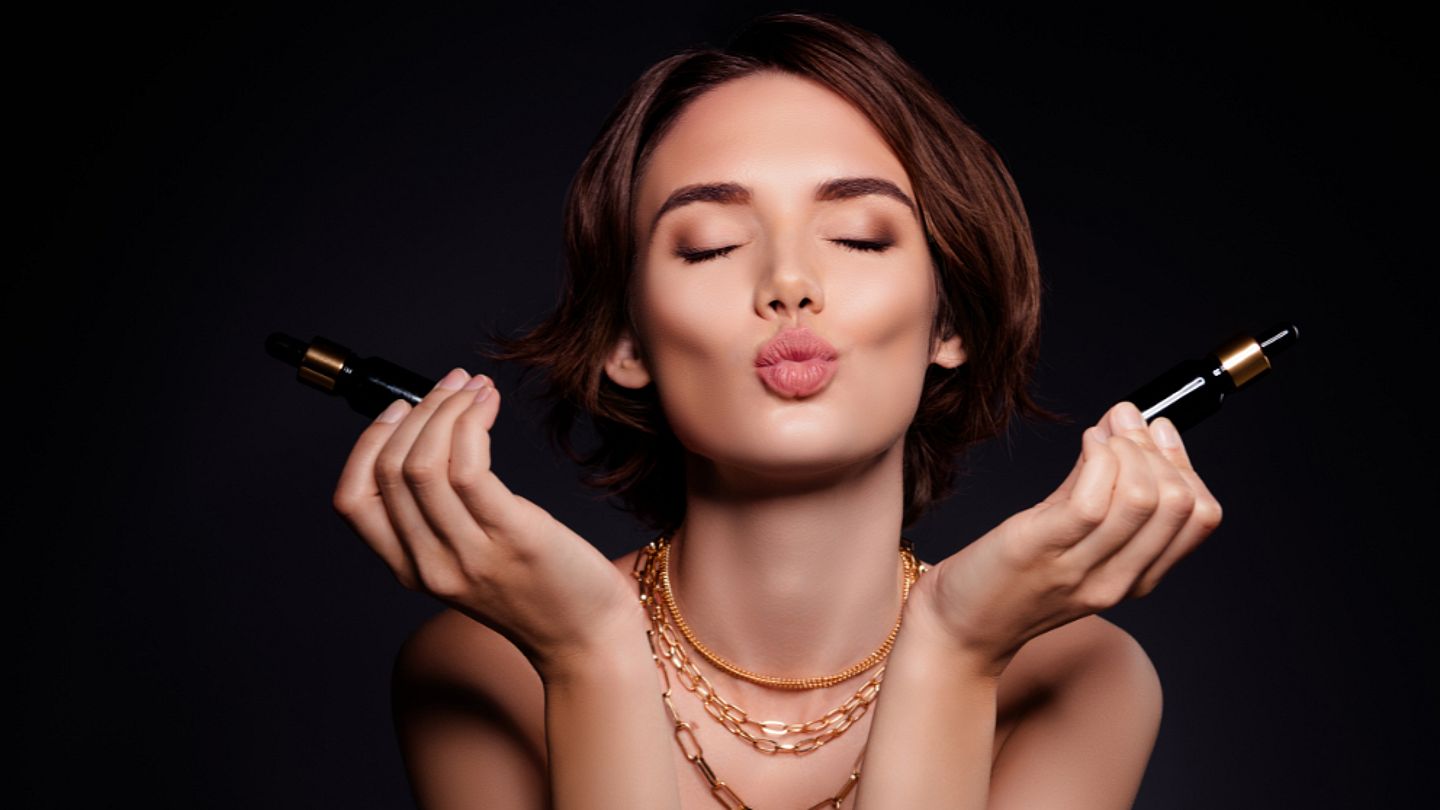 nalíčená žena špulí rty