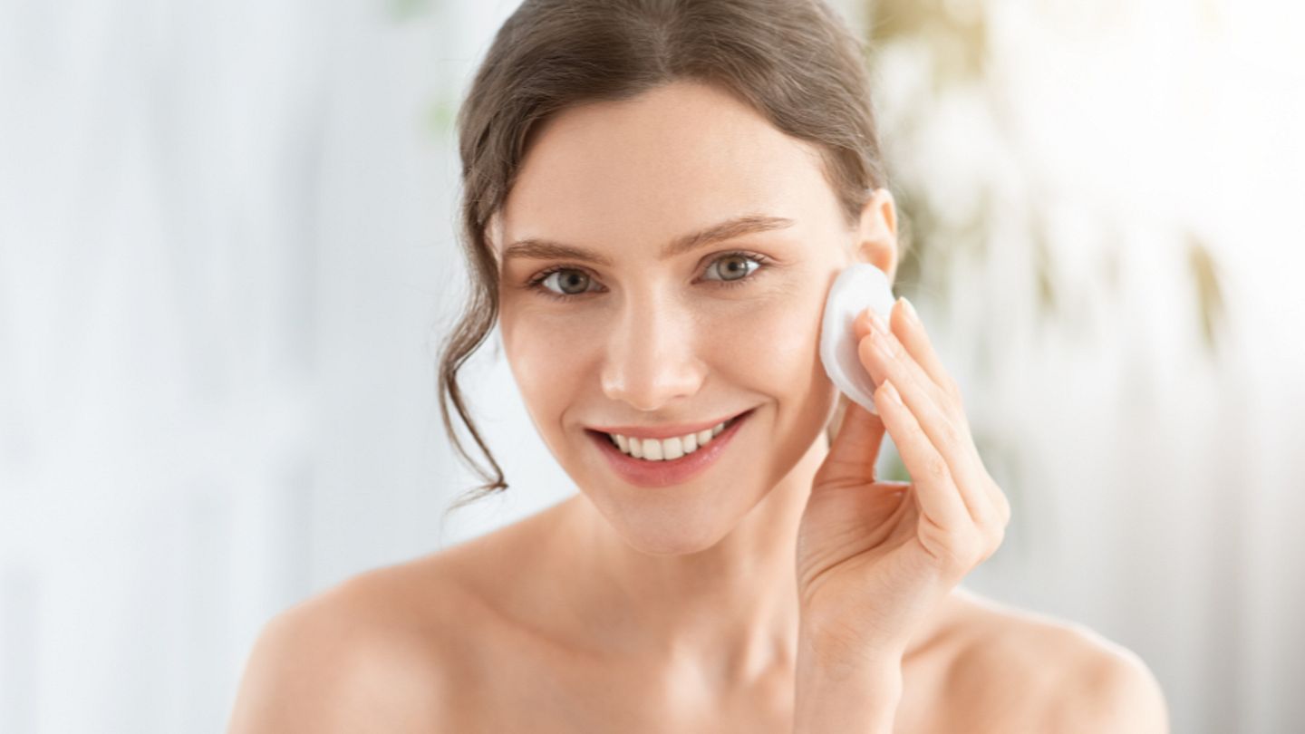 žena si odličuje pleť