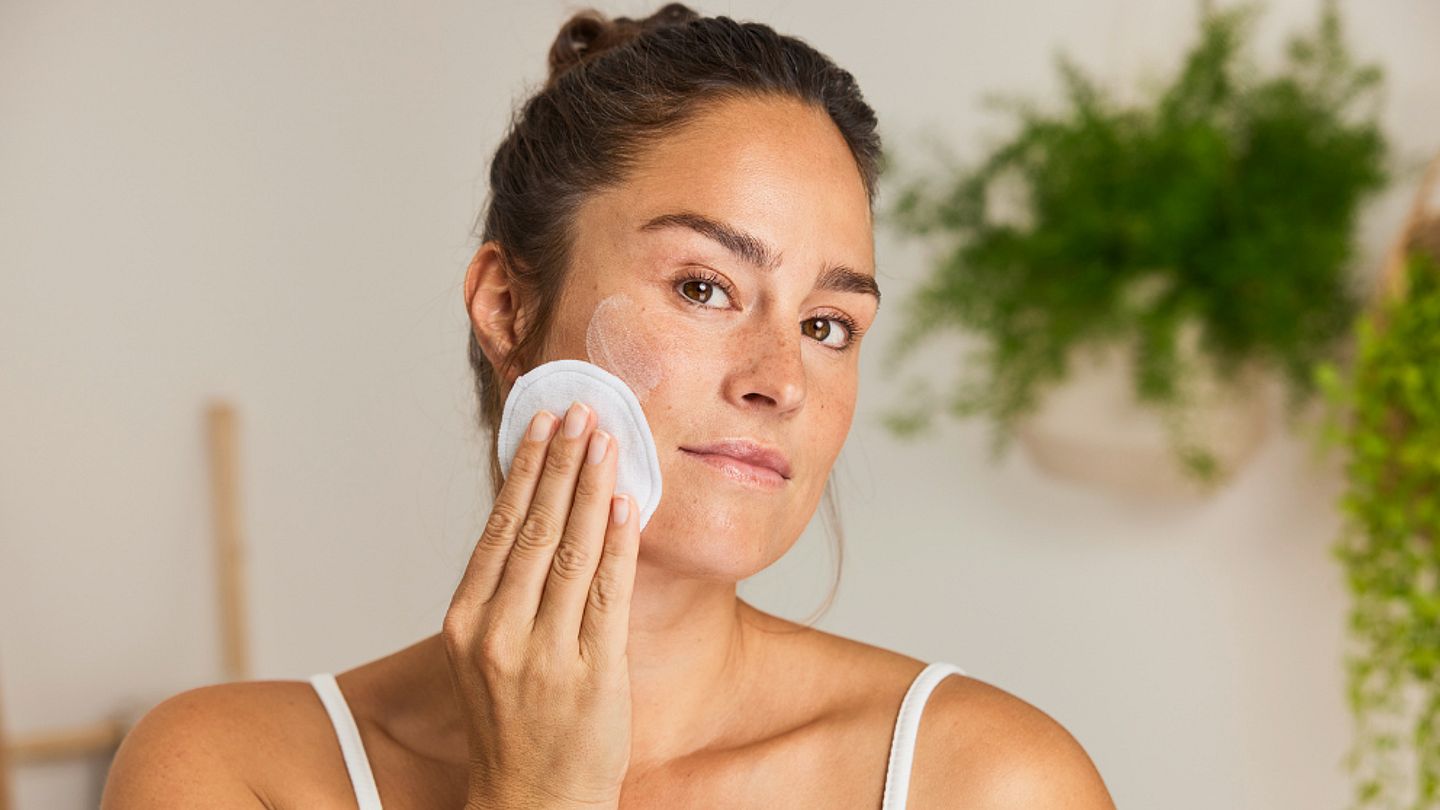 žena si čistí pleť kosmetickým tamponkem