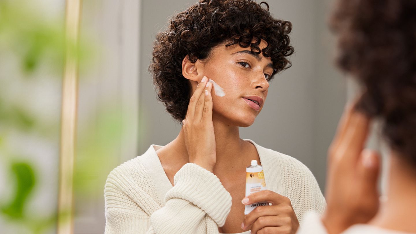 žena si maže obličej krémem